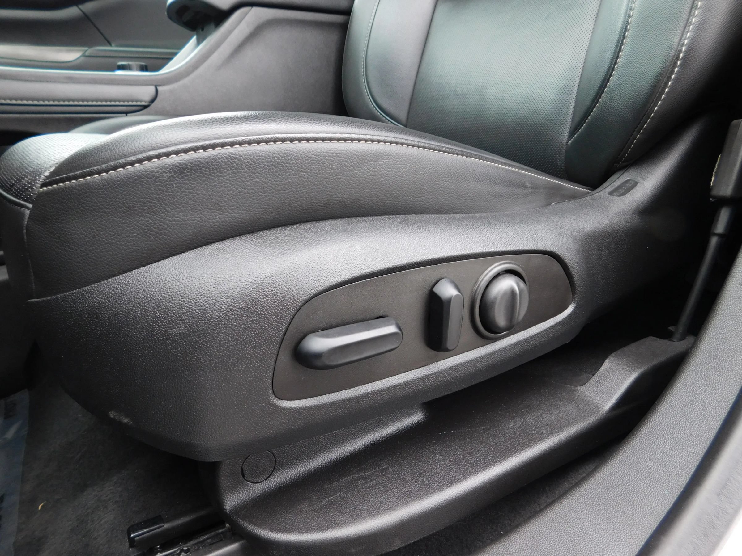 Used 2023 GMC Acadia SLT FWD image 17