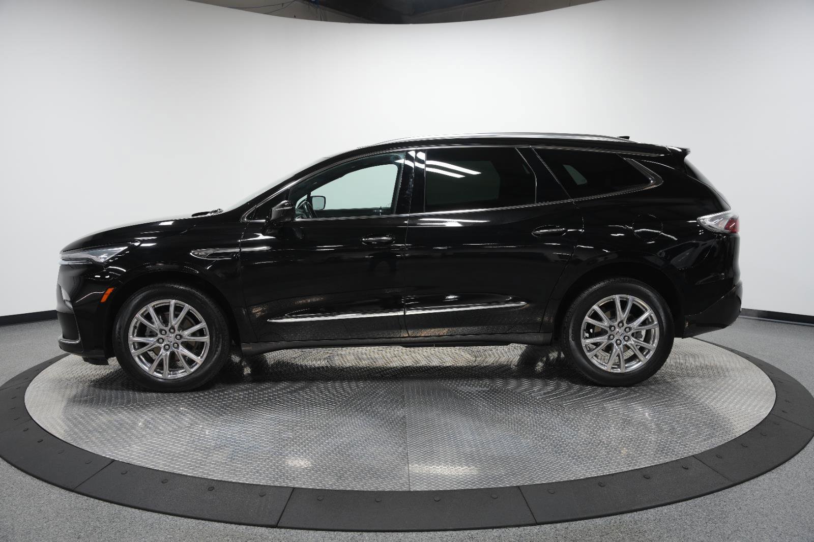 Used 2024 Buick Enclave Premium w/ Experience Buick Package image 4
