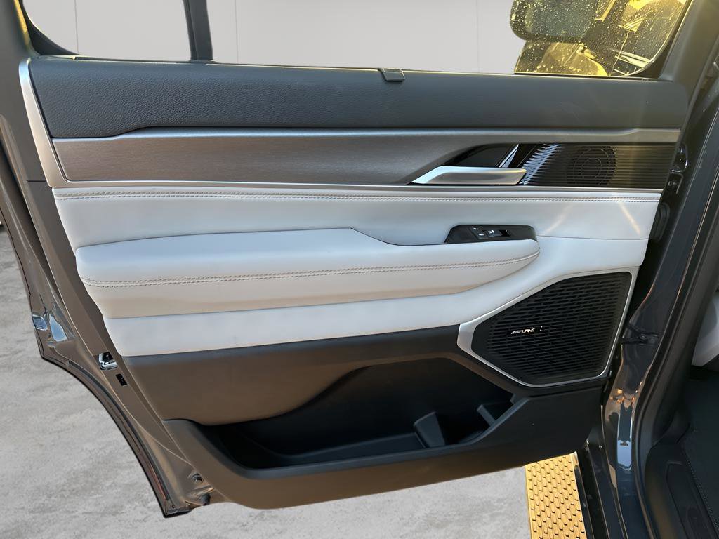 New 2025 Jeep Wagoneer 4WD w/ Convenience Group I image 17