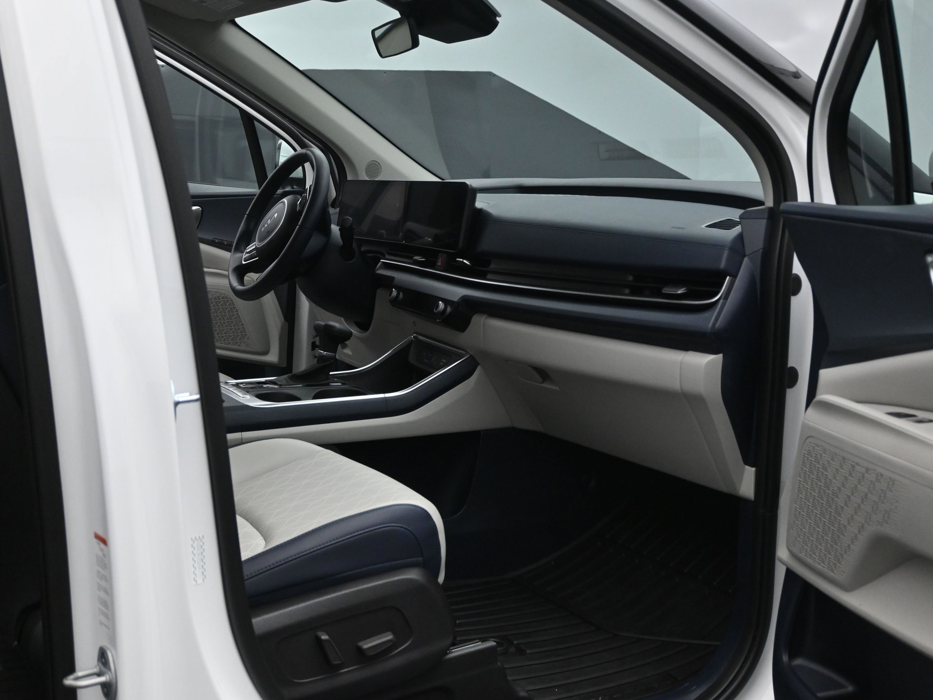 Used 2025 Kia Carnival EX image 14