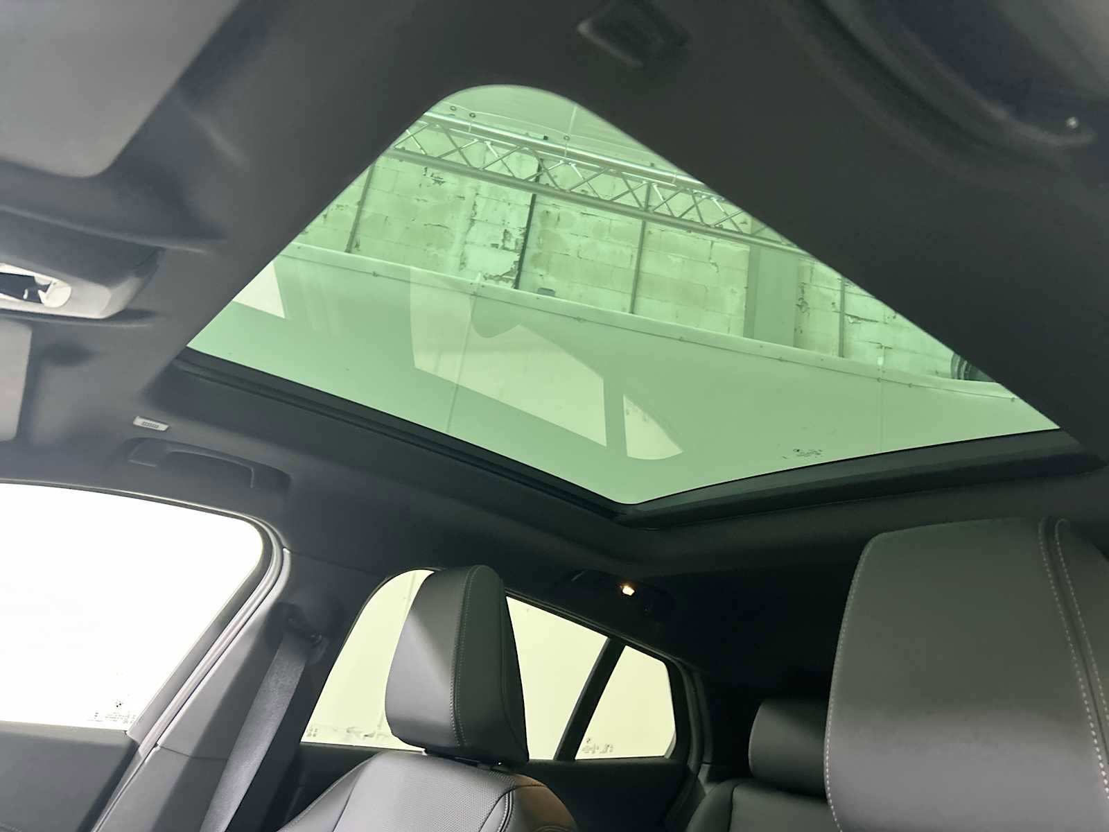 Used 2025 BMW X2 xDrive28i w/ Technology Package image 16