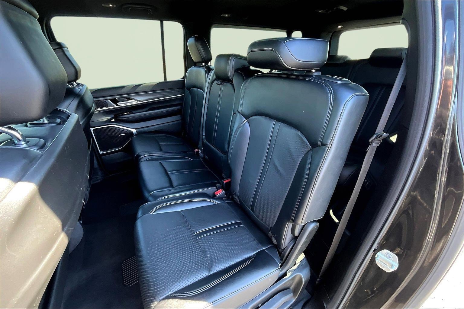 Used 2024 Jeep Wagoneer L Series II w/ Flexible Seating Group AWD/4WD image 22