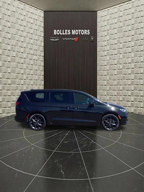 Certified 2023 Chrysler Pacifica Touring-L w/ S Appearance Package AWD/4WD image 3