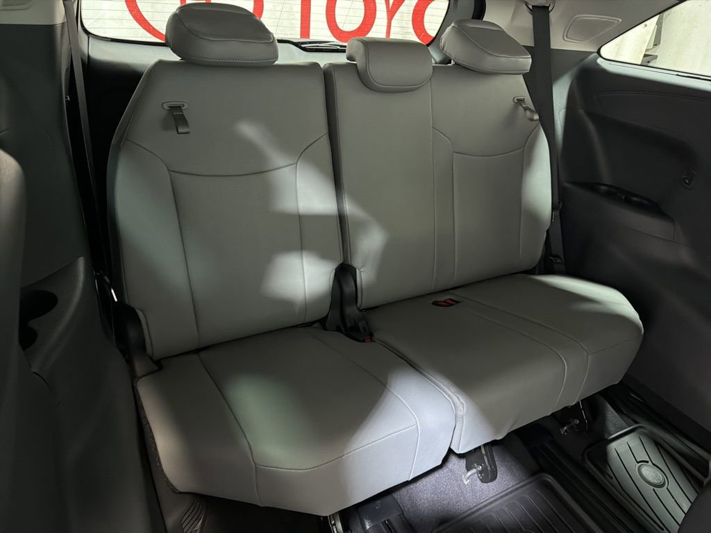 Used 2026 Toyota Sienna XLE image 15
