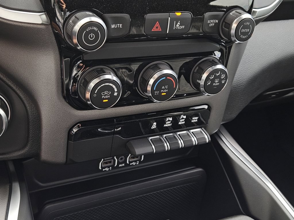 New 2026 RAM 1500 Express AWD/4WD image 19