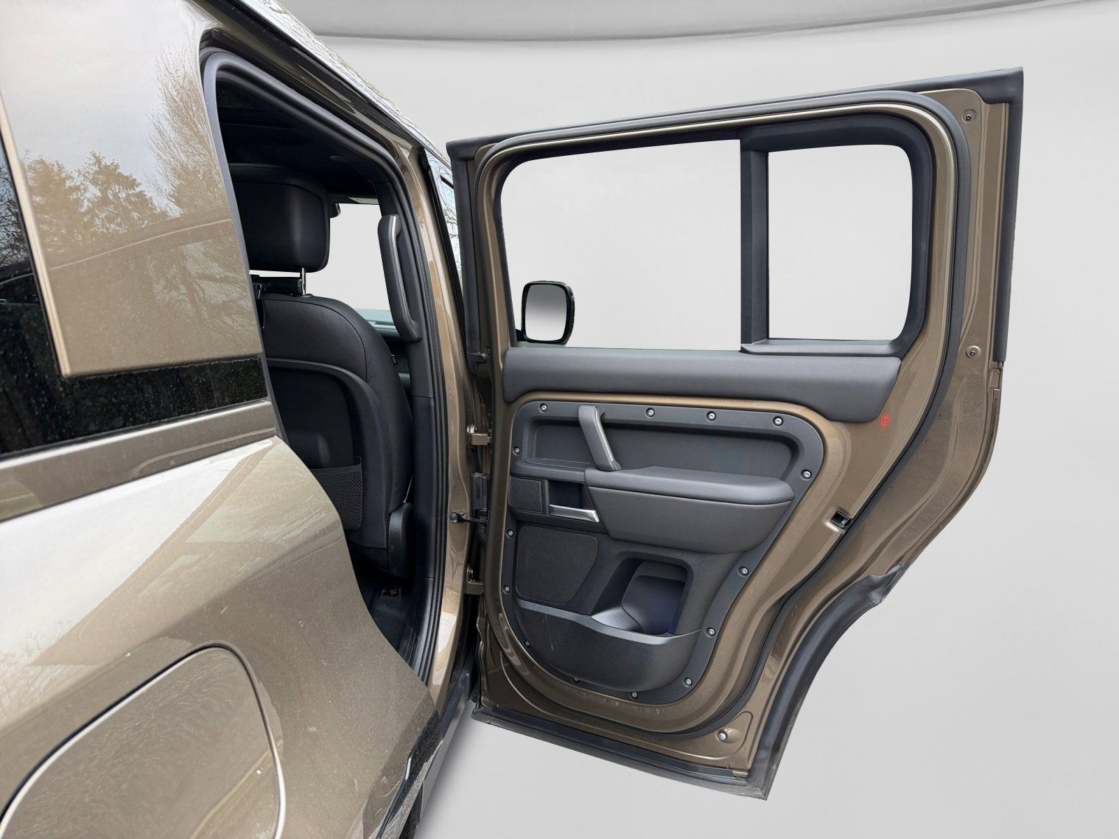 Used 2025 Land Rover Defender 110 X-Dynamic SE image 21