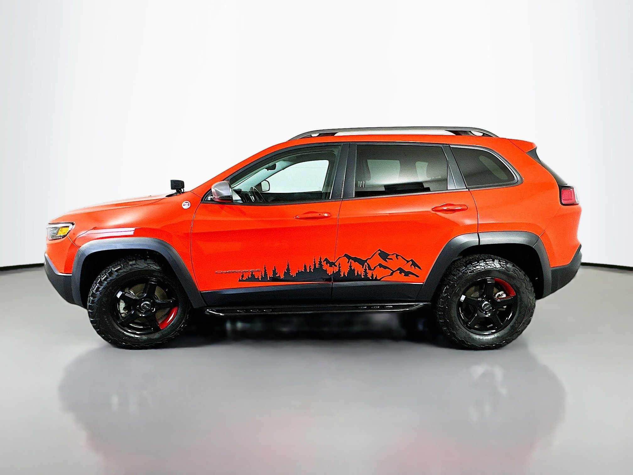 Used 2021 Jeep Cherokee Trailhawk image 4