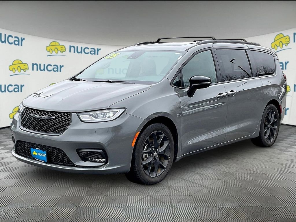 Used 2025 Chrysler Pacifica Limited FWD image 3