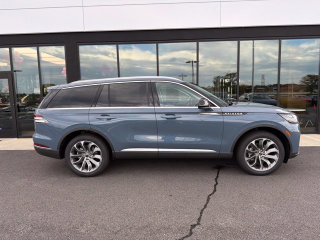 New 2027 Lincoln Aviator AWD image 2