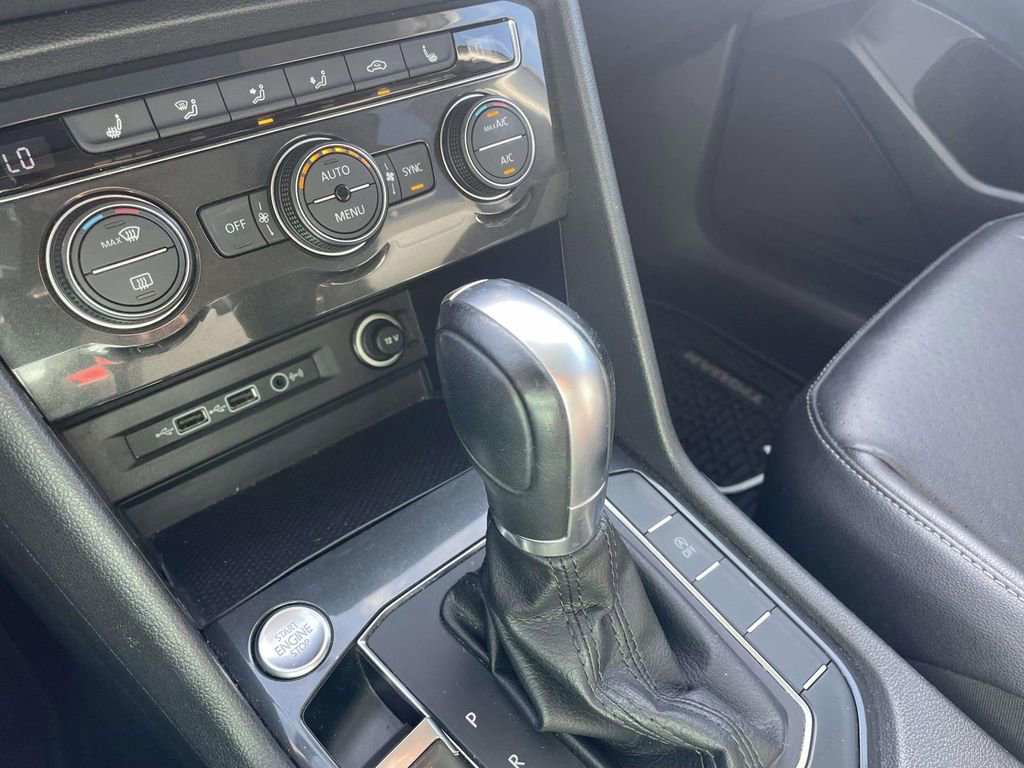 Used 2018 Volkswagen Tiguan SE w/ Panoramic Sunroof Package image 30
