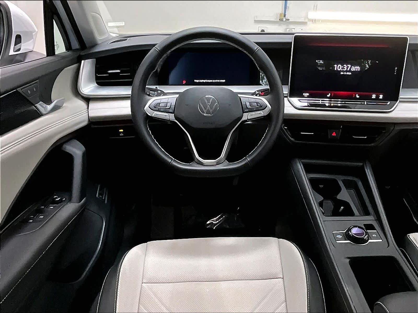 Certified 2025 Volkswagen Tiguan SE FWD image 8