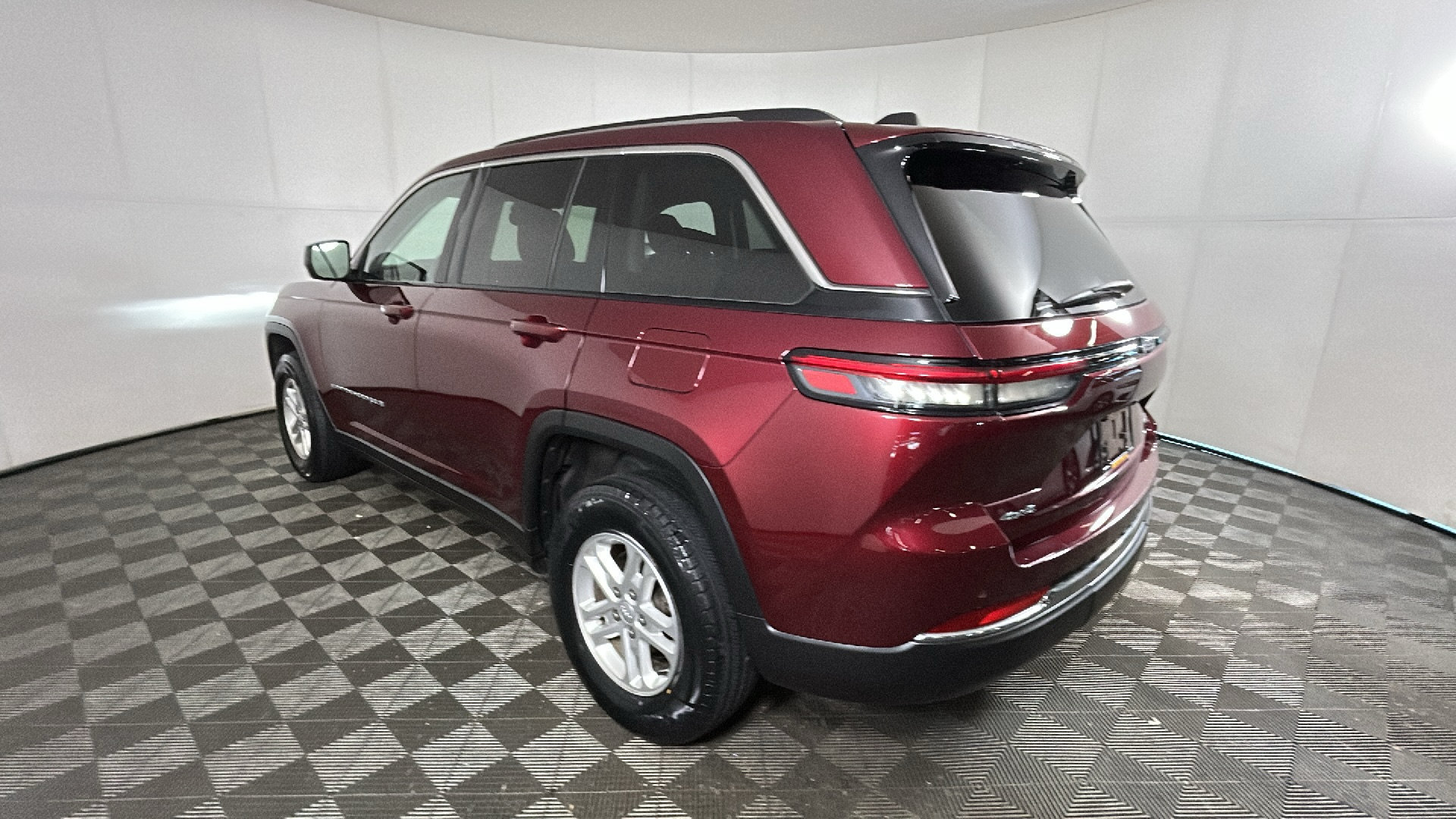 Used 2023 Jeep Grand Cherokee Laredo w/ Luxury Tech Group I AWD/4WD image 5