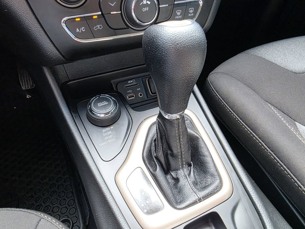 Used 2014 Jeep Cherokee Latitude w/ Cold Weather Group AWD/4WD image 24