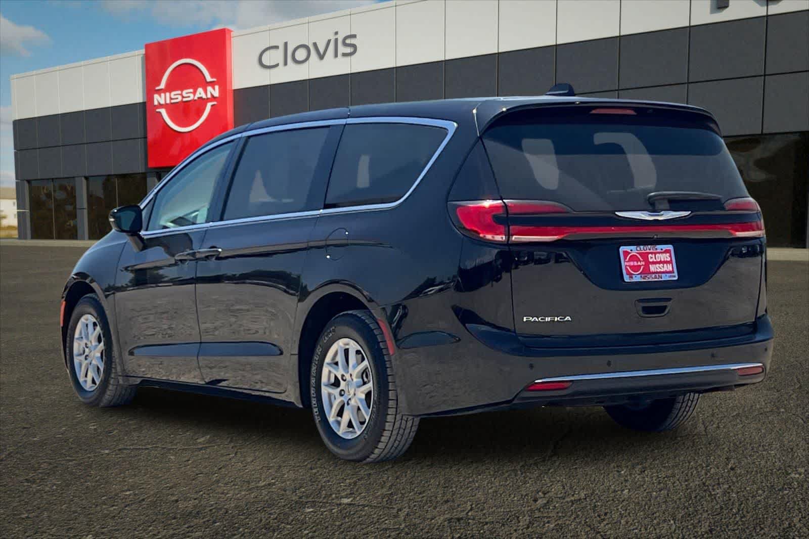 Used 2024 Chrysler Pacifica Touring-L FWD image 7