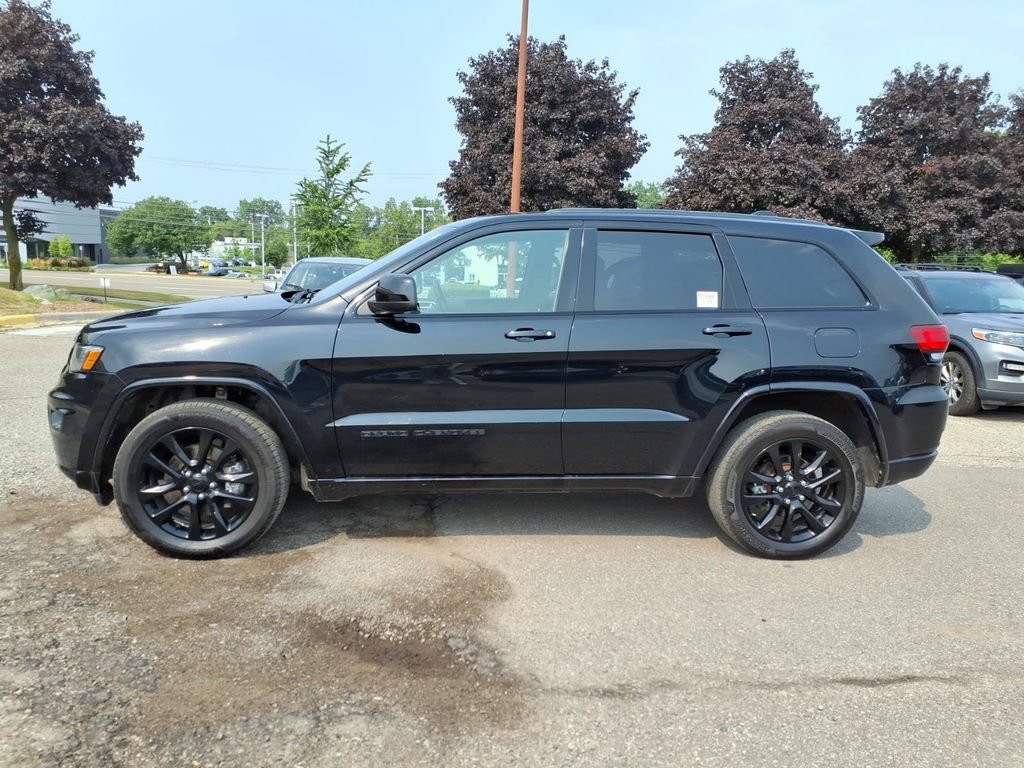 Used 2021 Jeep Grand Cherokee Laredo X AWD/4WD image 2