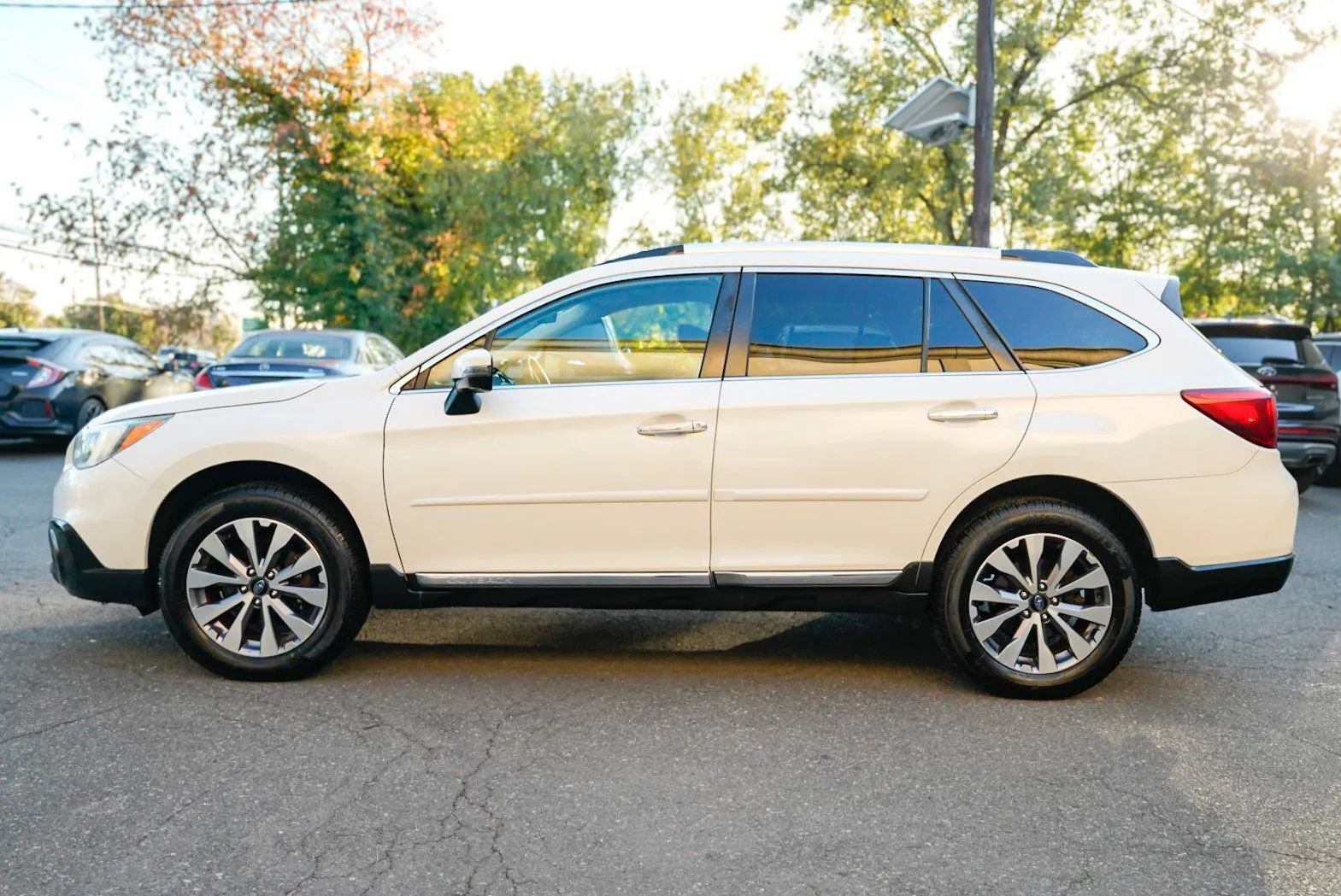 Used 2017 Subaru Outback 2.5i Touring AWD/4WD image 8