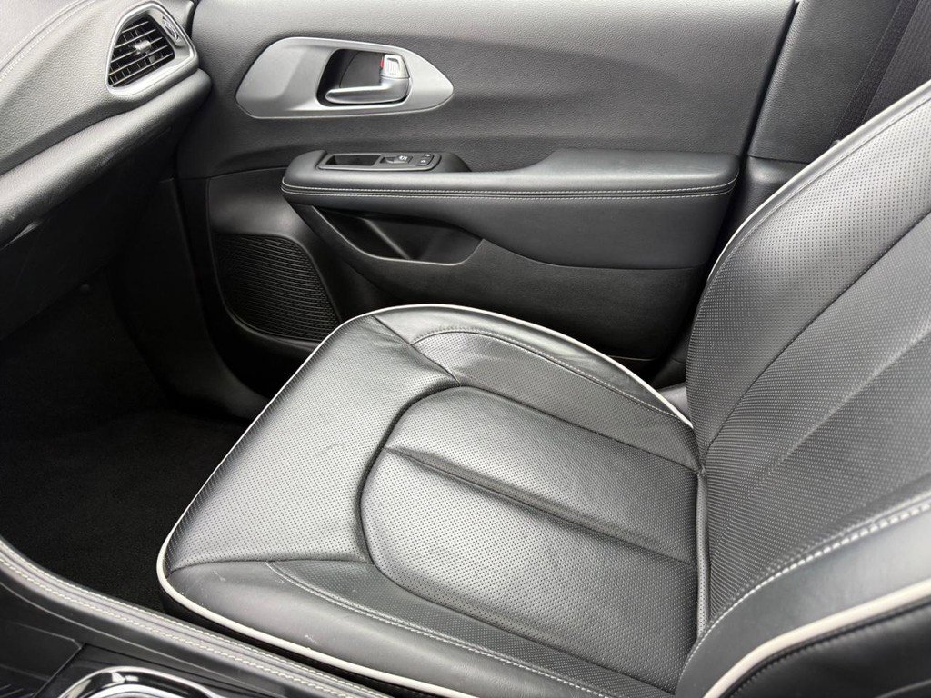 Used 2025 Chrysler Pacifica Limited image 23