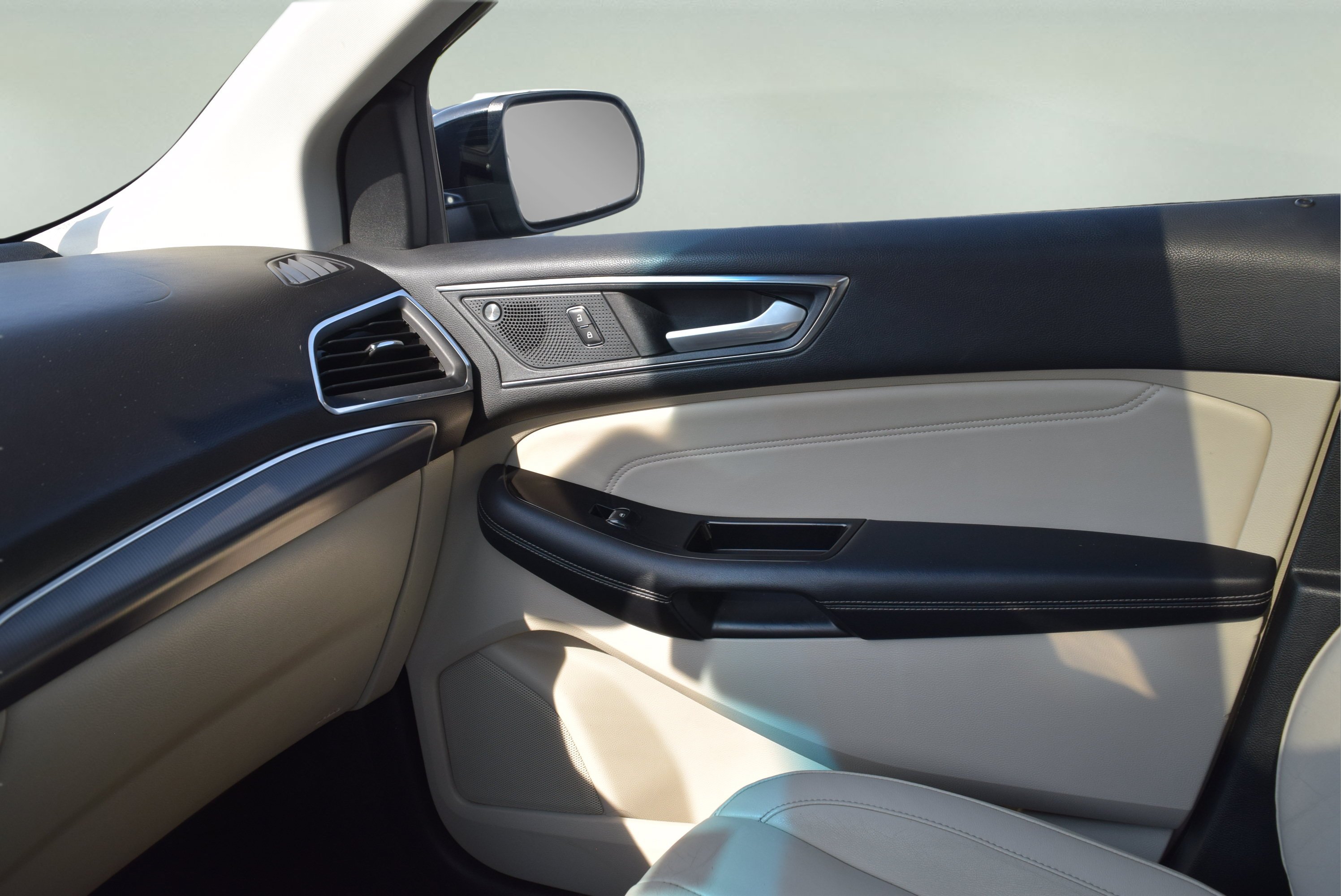 Used 2019 Ford Edge Titanium w/ Cold Weather Package AWD/4WD image 18
