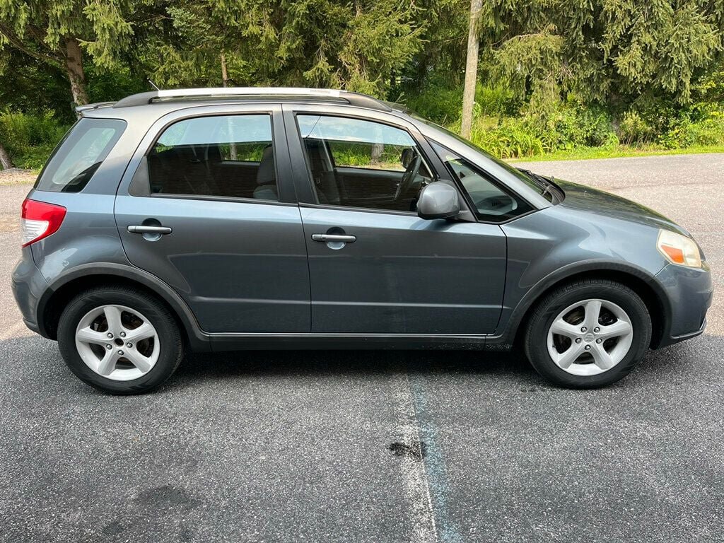 Used 2009 Suzuki SX4 AWD Hatchback w/ Touring Pkg image 2