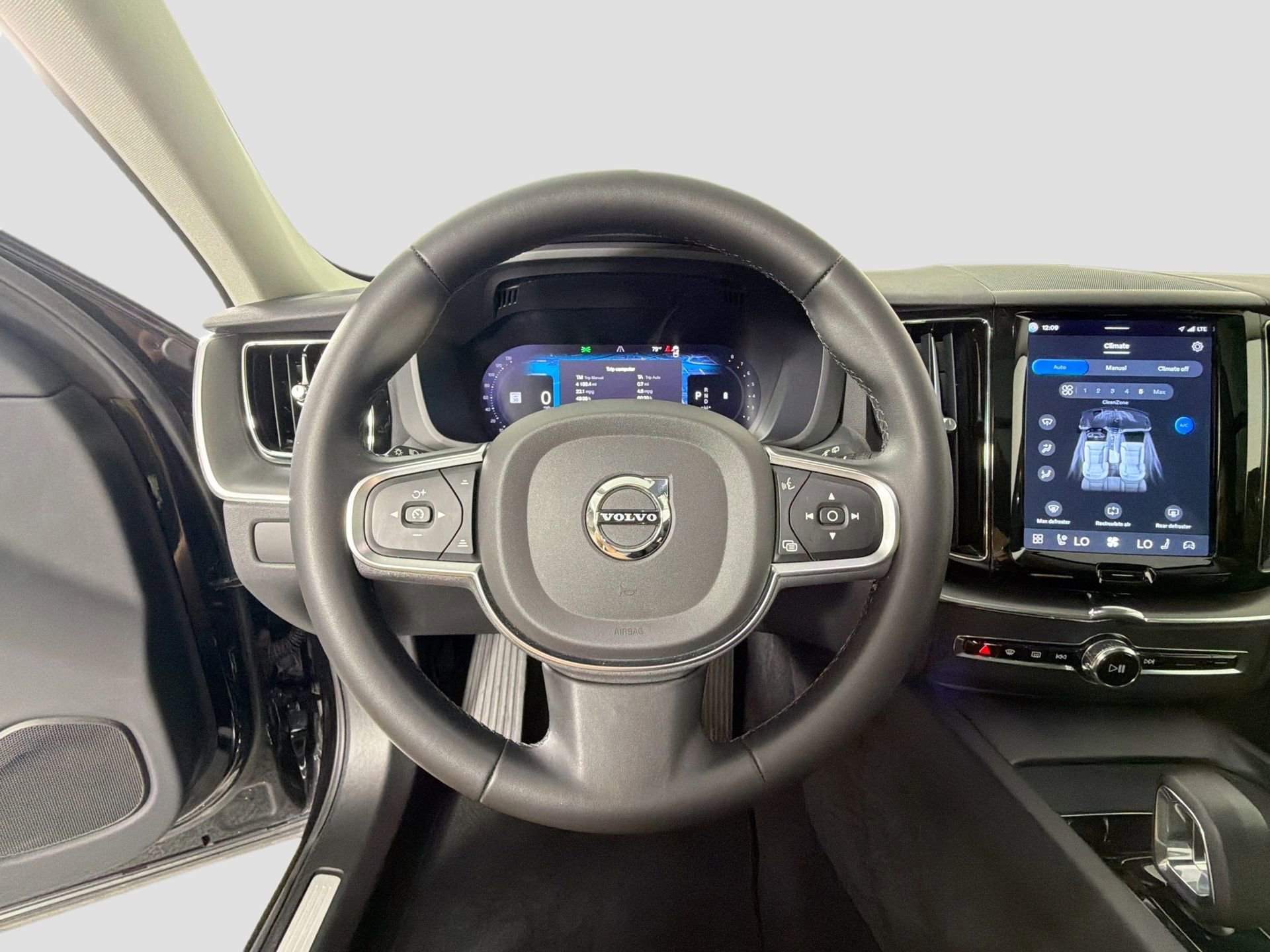 Certified 2023 Volvo XC60 B5 Core image 12
