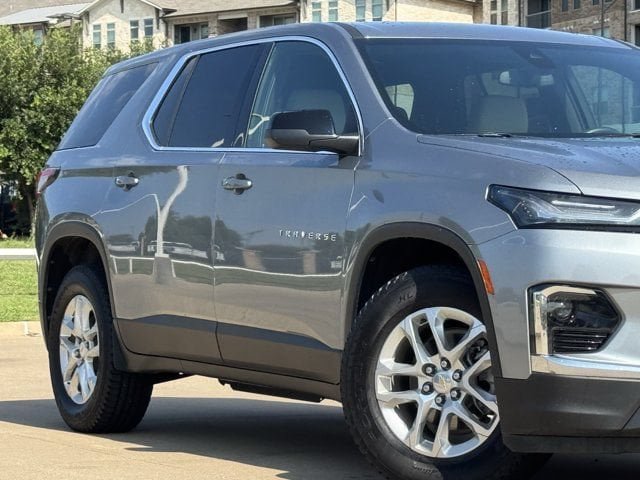 Used 2023 Chevrolet Traverse LS FWD image 3