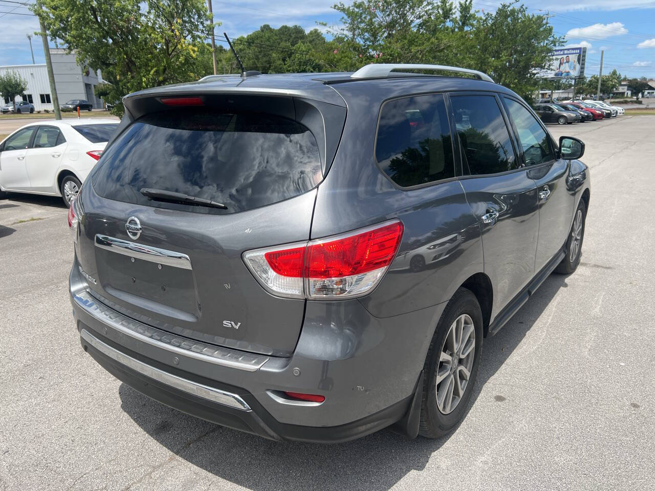 Used 2015 Nissan Pathfinder SV FWD image 5