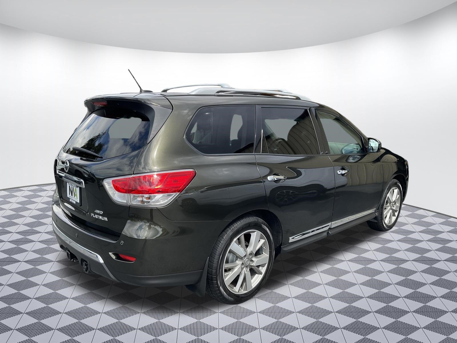 Used 2015 Nissan Pathfinder Platinum FWD image 3