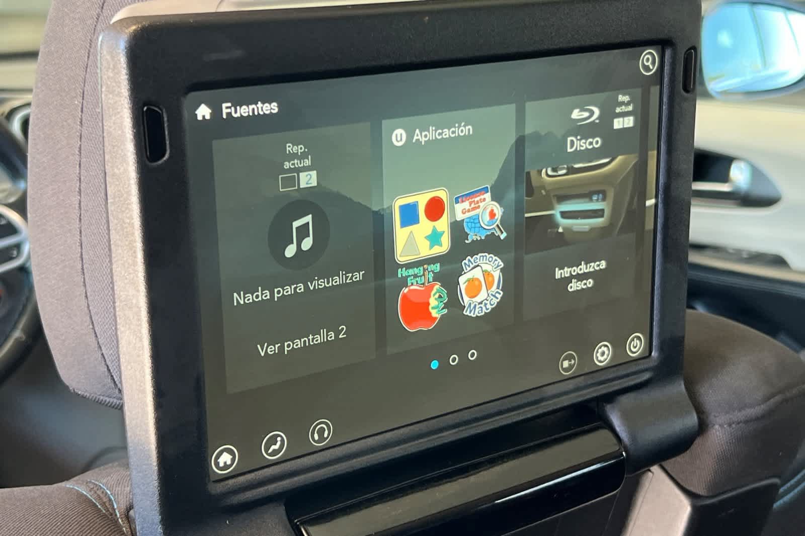 Used 2021 Chrysler Pacifica Touring w/ Uconnect Theater Family Group FWD image 16