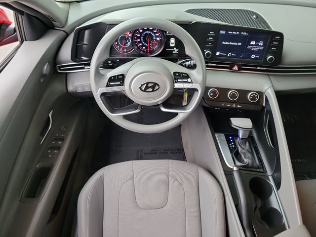 Used 2022 Hyundai Elantra SE FWD image 7