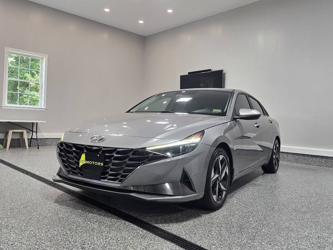 Used 2023 Hyundai Elantra Limited w/ Winter Weather Package FWD image 3