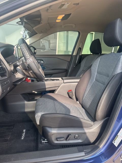 Used 2023 Nissan Rogue SV image 12