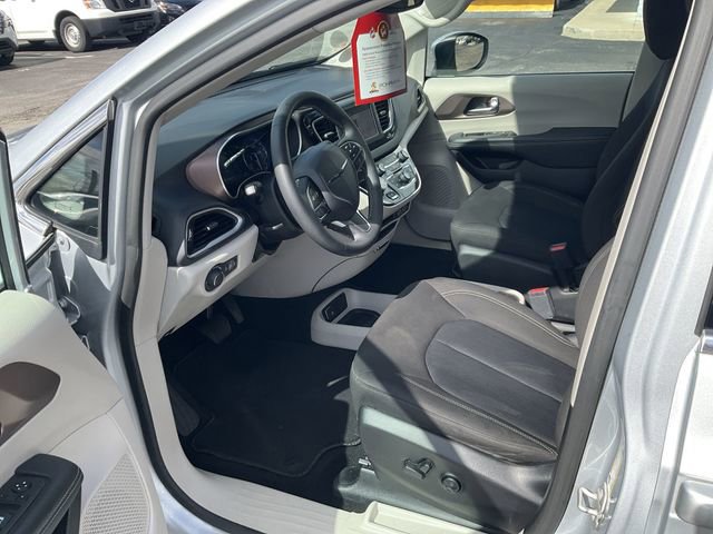 Used 2023 Chrysler Voyager LX image 8