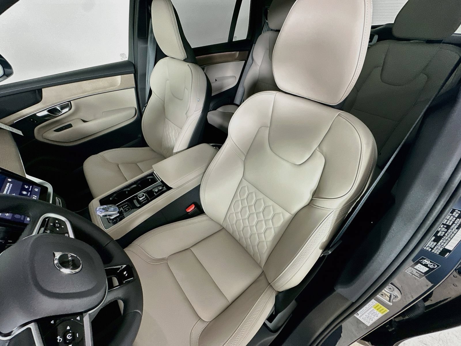 New 2026 Volvo XC90 T8 Plus w/ Protection Package Premier AWD/4WD image 33