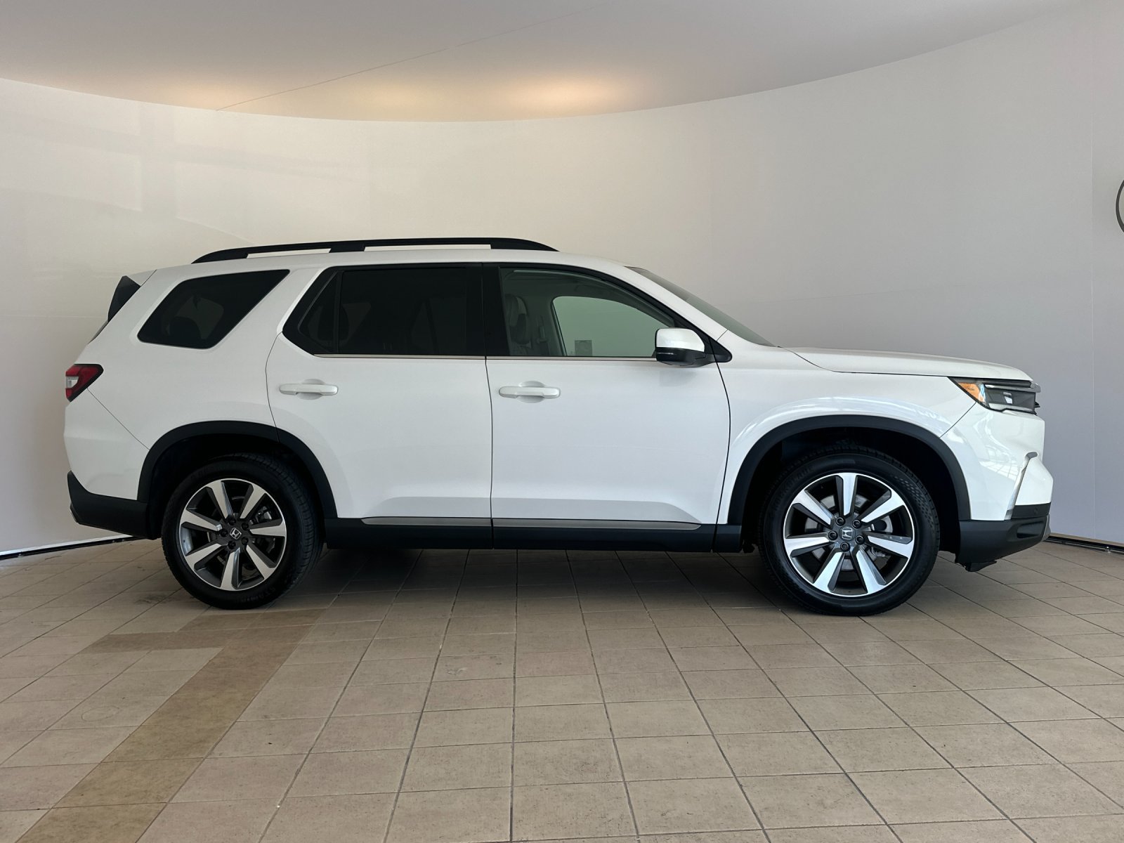 Used 2024 Honda Pilot Touring image 7