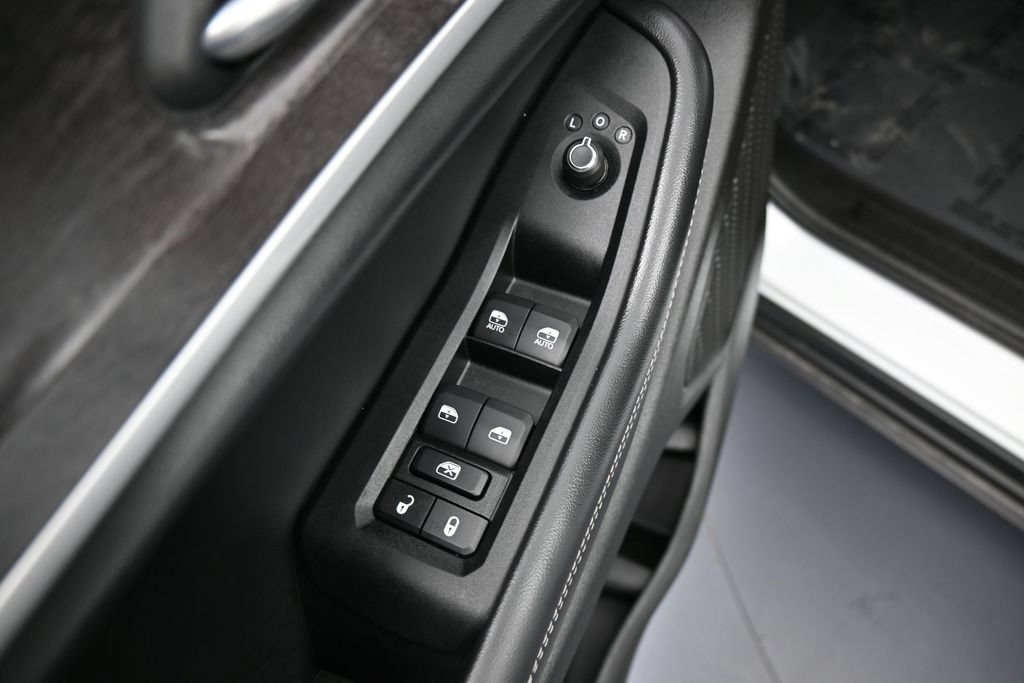 Used 2025 Jeep Grand Cherokee L Limited w/ Black Appearance Package AWD/4WD image 16