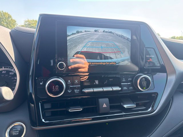 Used 2025 Toyota Highlander XLE FWD image 35