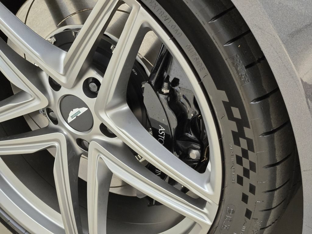 New 2025 Aston Martin V8 Vantage Coupe RWD image 14