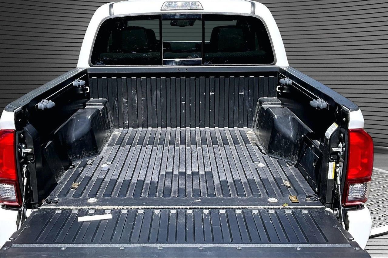 Used 2022 Toyota Tacoma SR5 w/ Technology Package image 33