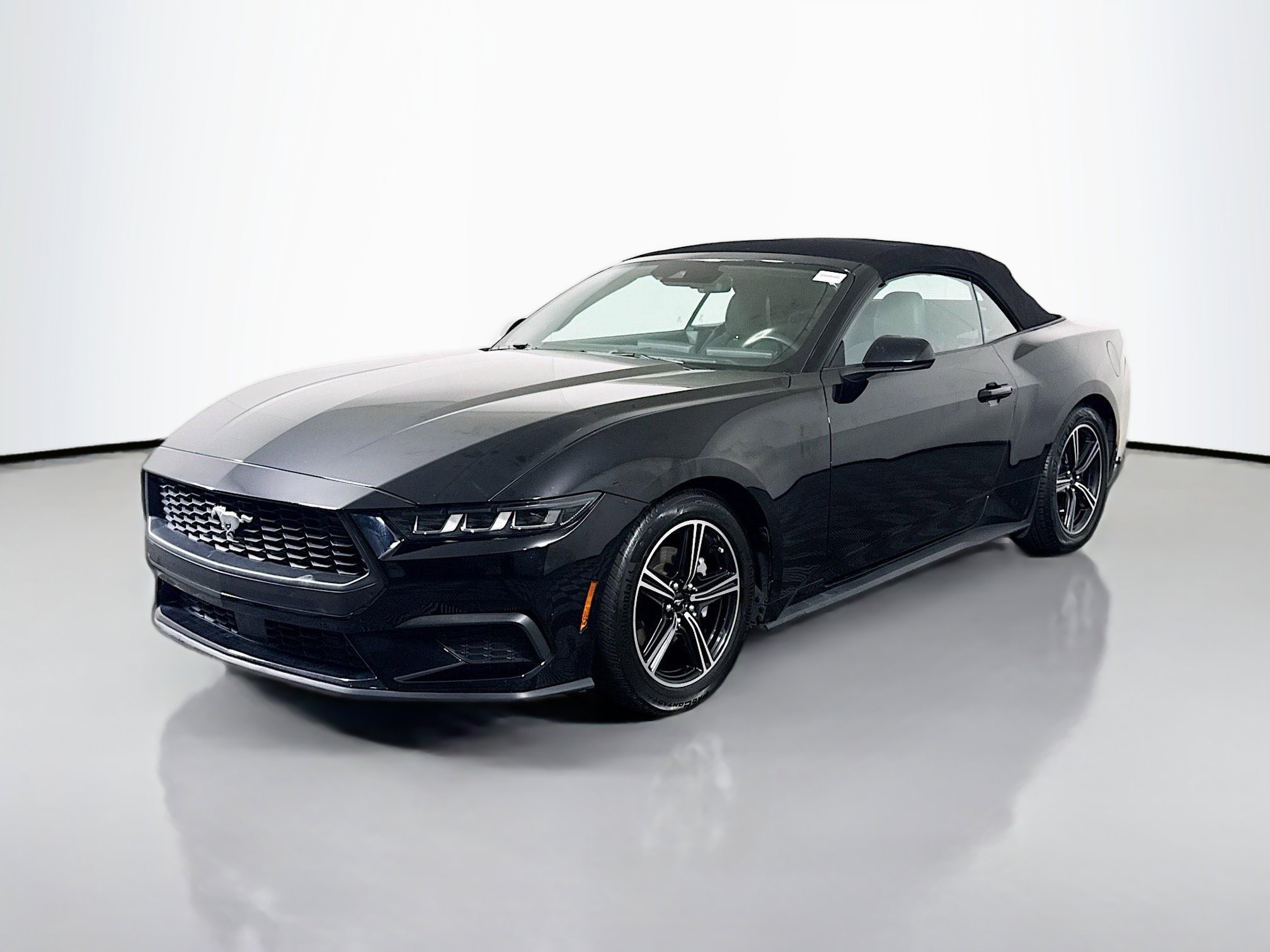 Used 2024 Ford Mustang Convertible image 4