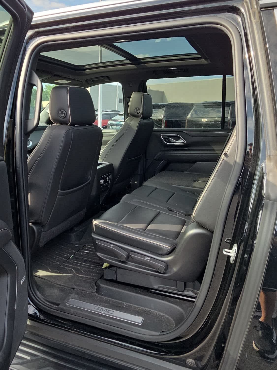 Used 2022 GMC Yukon XL SLT w/ SLT Premium Package AWD/4WD image 6