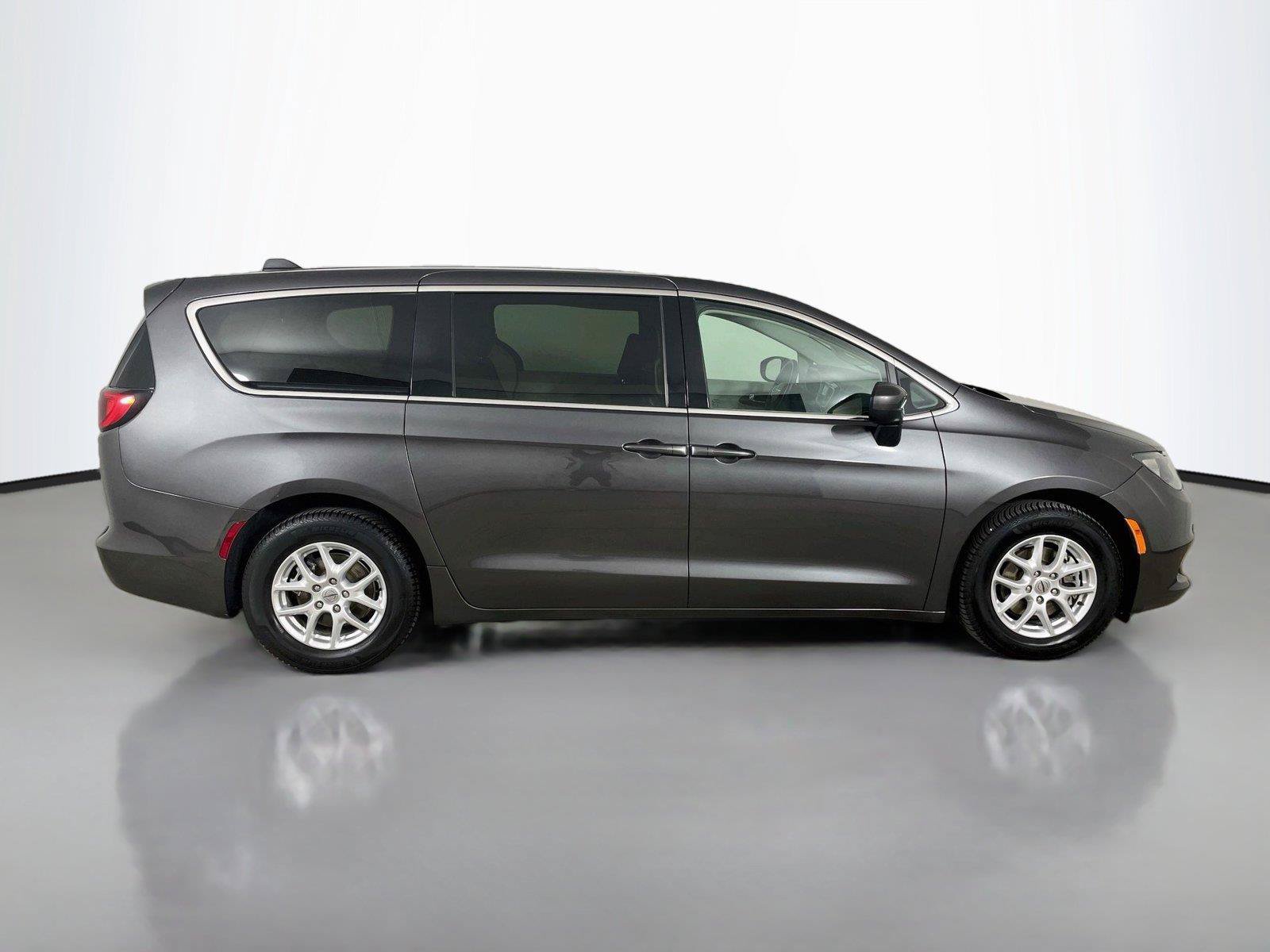 Used 2021 Chrysler Voyager LX FWD image 16