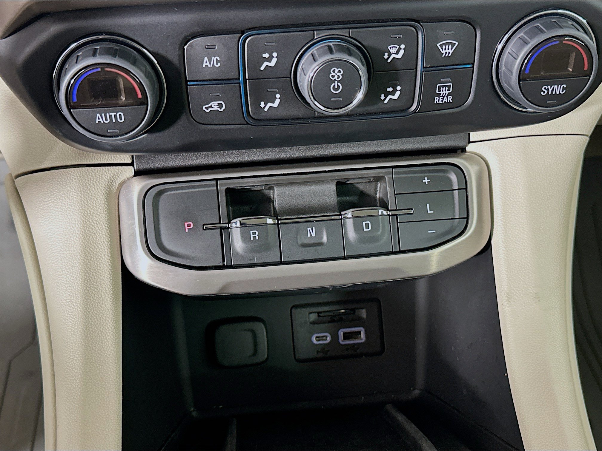 Used 2023 GMC Acadia Denali w/ Denali Ultimate Package FWD image 25