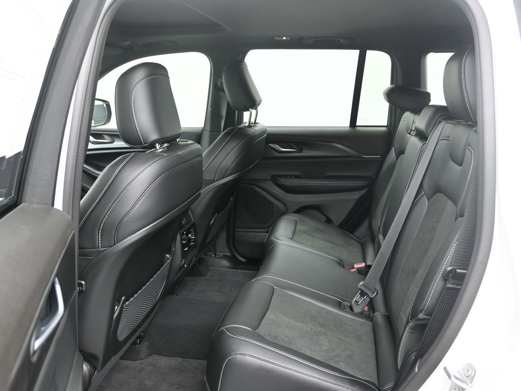 New 2025 Jeep Grand Cherokee Altitude image 24