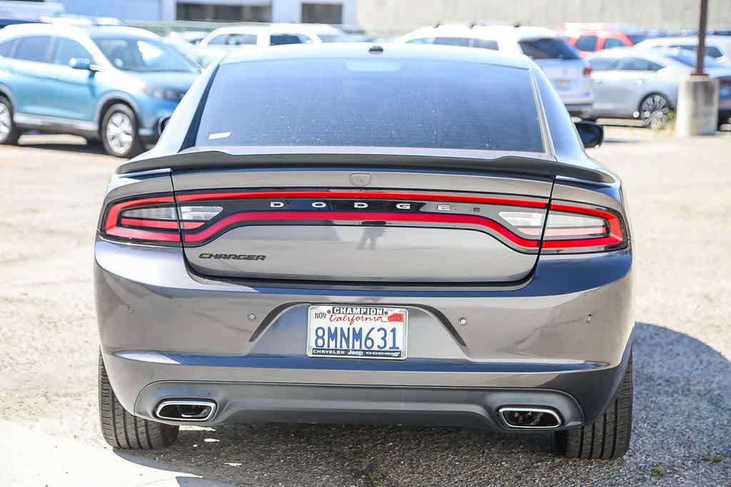 Used 2019 Dodge Charger SXT w/ Blacktop Package RWD image 5