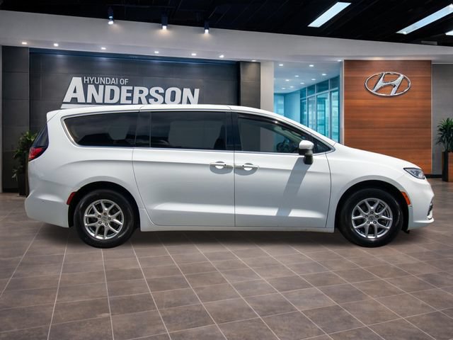 Used 2023 Chrysler Pacifica Touring-L FWD image 15