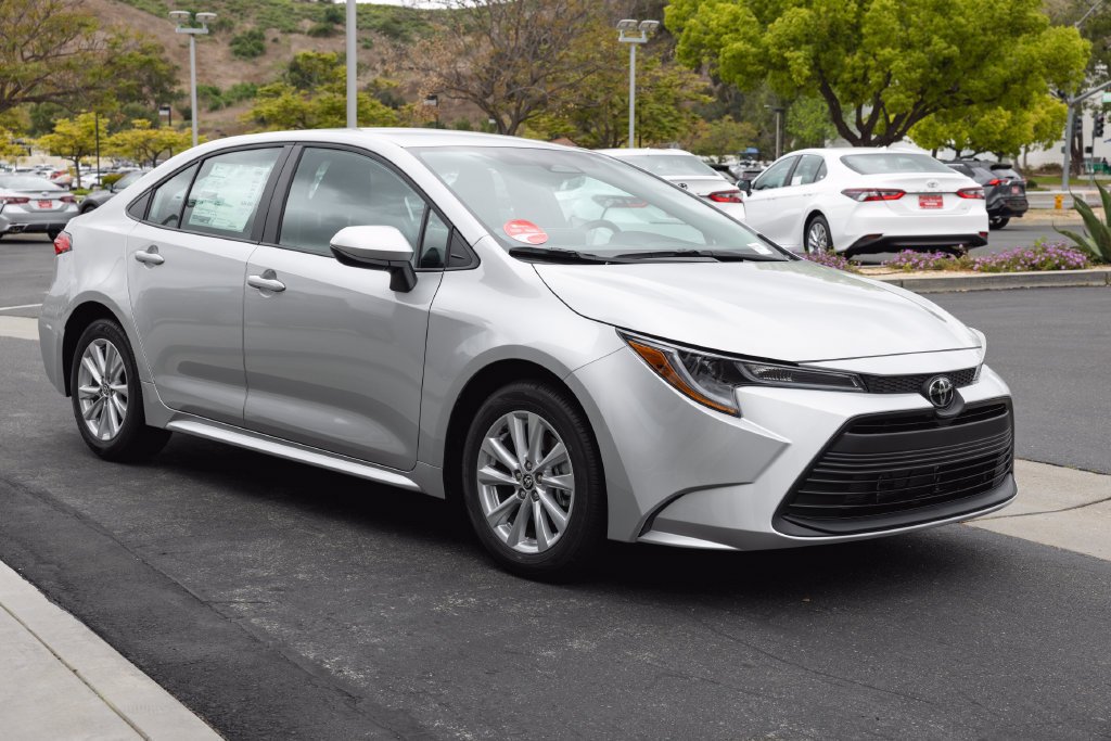 New 2027 Toyota Corolla LE w/ LE Premium Package FWD image 3
