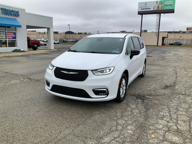 Used 2025 Chrysler Pacifica Select image 2