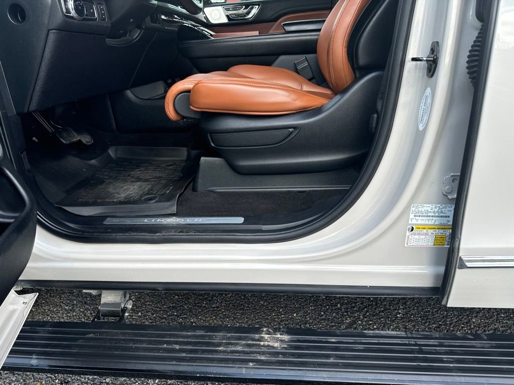 Used 2021 Lincoln Navigator Reserve w/ Luxury Package AWD/4WD image 16