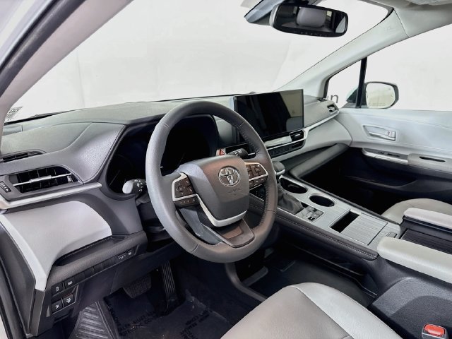 Used 2025 Toyota Sienna XLE FWD image 9
