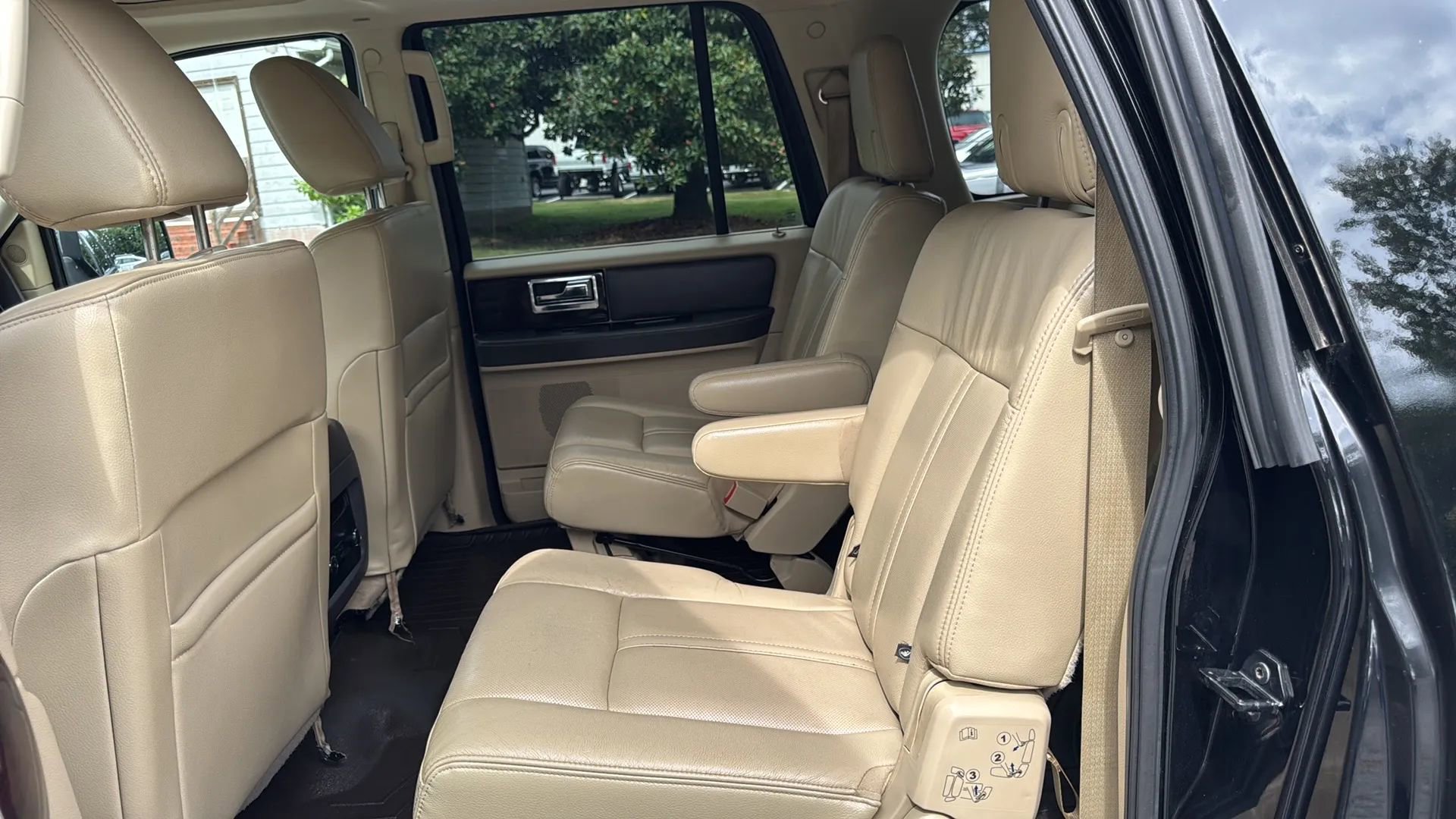 Used 2017 Lincoln Navigator L Reserve image 11